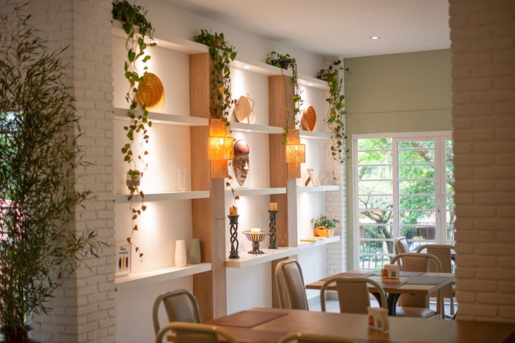 Stylish restaurant interior in Socorro, SP featuring modern decor and shelving.